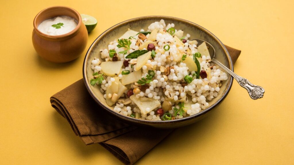 Sabudana For Fasting: शुद्ध किए गए स्टार्च को छोटे-छोटे गोल मोतियों का रूप दिया जाता है. इन्हें सुखाया और पॉलिश किया जाता है ताकि वे चमकदार और खाने लायक दिखाई दें. Sabudana For Fasting: शुद्ध किए गए स्टार्च को छोटे-छोटे गोल मोतियों का रूप दिया जाता है. इन्हें सुखाया और पॉलिश किया जाता है ताकि वे चमकदार और खाने लायक दिखाई दें.