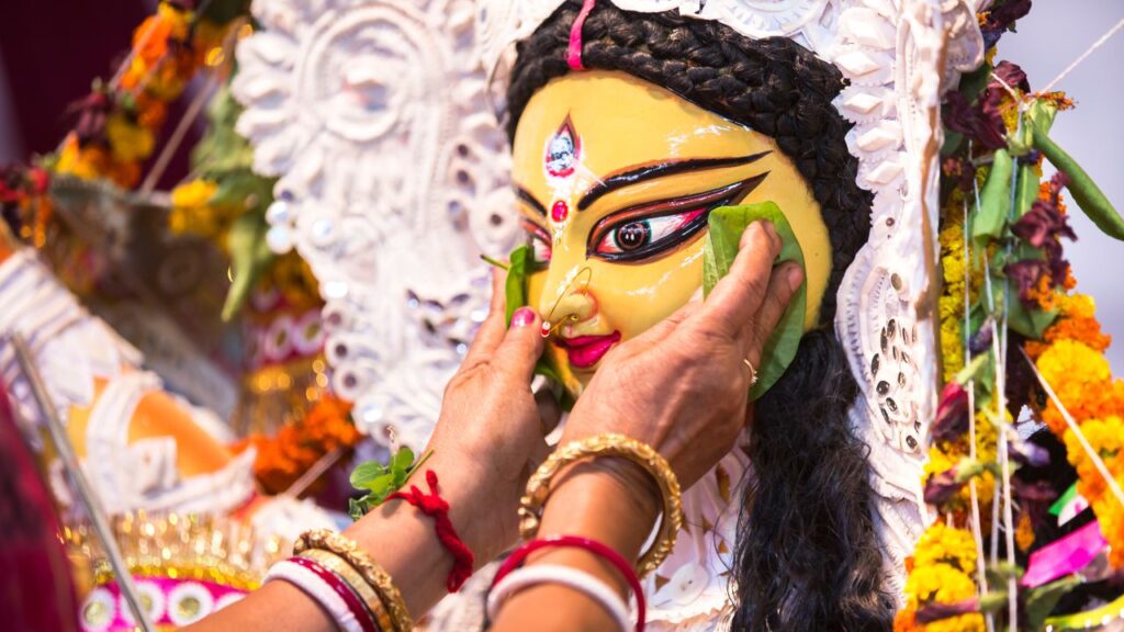 मां दुर्गा इस बार गज (हाथी) पर सवार होकर आएंगी और मनुष्य के कंधे पर प्रस्थान करेंगी. धार्मिक मान्यताओं के अनुसार गज पर माता का आगमन सुख-समृद्धि और धन-धान्य की वृद्धि का प्रतीक माना जाता है.