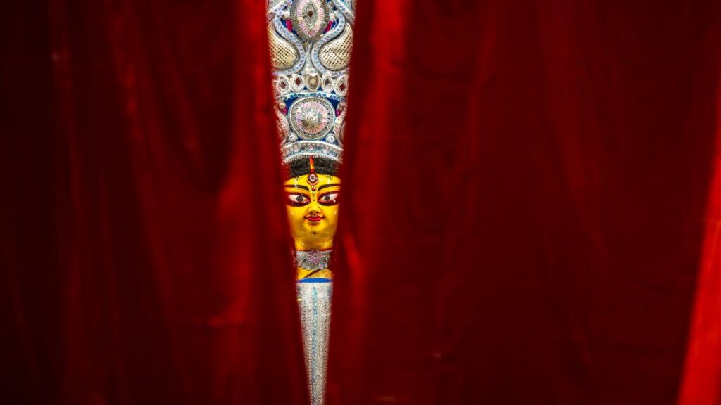 जब मां दुर्गा हाथी की सवारी करके आती हैं तो माना जाता है कि देश में कभी अन्न और धन की कमी नहीं रहती. यह समय किसानों, व्यापारियों और गृहस्थ जीवन जीने वालों के लिए उन्नति और खुशहाली लेकर आता है.