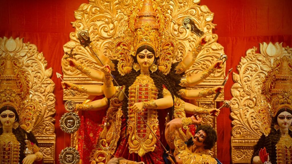 घटस्थापना के लिए सुबह 6:19 से 7:49 बजे तक अमृत मुहूर्त, 9:14 से 10:49 बजे तक शुभ मुहूर्त और 11:55 से 12:43 बजे तक अभिजीत मुहूर्त रहेगा. इन मुहूर्तों में पूजा करने से शुभ फल की प्राप्ति बढ़ती है.