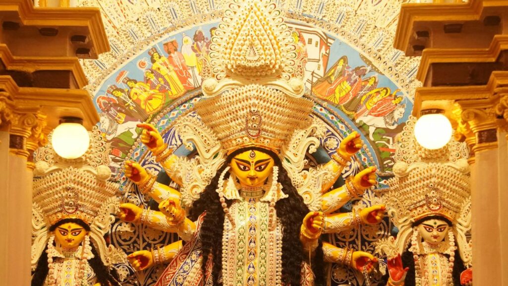 Shardiya Navratri 2025: मकड़ी का जाल हमें यह एहसास कराता है कि जीवन कितना नाजुक है. लेकिन साथ ही यह भी बताता है कि कठिनाइयों और भ्रमों के बीच संतुलन बनाए रखना ही असली ताकत है.