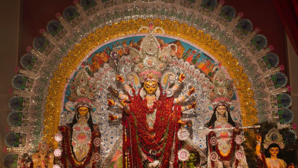 इस बार नवरात्रि की शुरुआत 22 सितंबर प्रतिपदा तिथि से होगी और समापन 1 अक्टूबर नवमी को होगा. 2 अक्टूबर को विजयादशमी या दशहरा मनाया जाएगा. पूरे 10 दिनों तक मां दुर्गा के अलग-अलग स्वरूपों की पूजा की जाएगी.