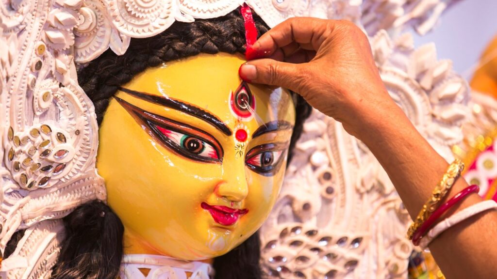Durga Puja 2025: जब भी आप मां दुर्गा की प्रतिमा के सामने खड़े हों, बिंदी के नीचे की मकड़ी पर ध्यान दें. यह केवल एक आकृति नहीं, बल्कि जीवन की नाजुकता, शक्ति और भ्रम से बाहर निकलने का आध्यात्मिक संदेश है.