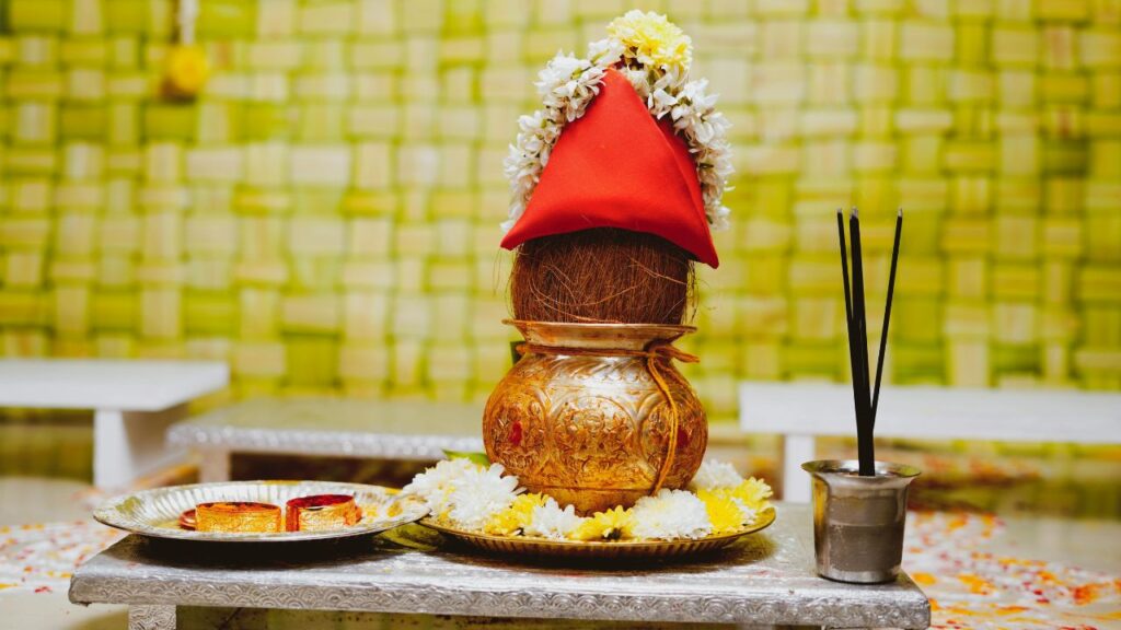 Kalash Sthapana: नवरात्र की शुरुआत कलश स्थापना से होती है. इस अवसर पर मिट्टी का कलश या बर्तन खरीदना और प्रयोग करना बेहद पवित्र माना गया है. यह न केवल पूजा को सफल बनाता है बल्कि घर में सकारात्मक ऊर्जा बनाए रखने का भी प्रतीक है.