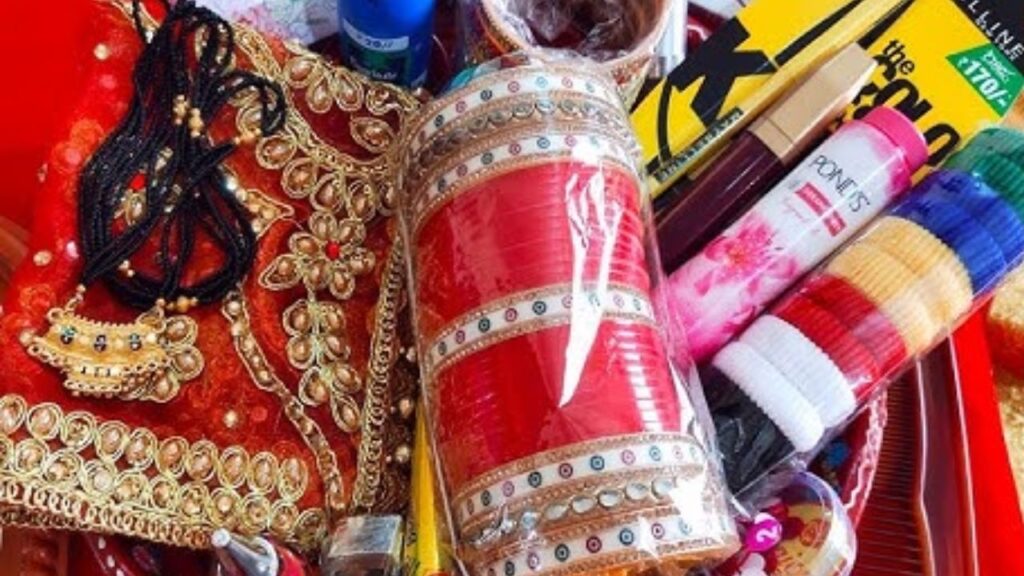 16 Shringar: मां दुर्गा को श्रृंगार बहुत प्रिय है. नवरात्र के दौरान विवाहित महिलाएं अगर लाल चुनरी, सिंदूर, चूड़ी या सुहाग का अन्य सामान माता को अर्पित करती हैं, तो इससे वैवाहिक जीवन सुखद रहता है और पति की आयु लंबी होती है. वहीं, अविवाहित कन्याओं के लिए यह उपाय जीवन में शुभ फल देता है.