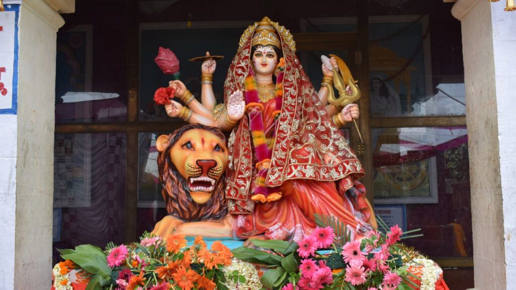 Lal Chunri: नवरात्र में माता रानी को लाल चुनरी अर्पित करना बेहद फलदायी माना जाता है. यह भक्ति और आस्था का प्रतीक है. घर में लाल चुनरी रखने से नकारात्मक शक्तियां दूर होती हैं और जीवन में खुशियां आती हैं.