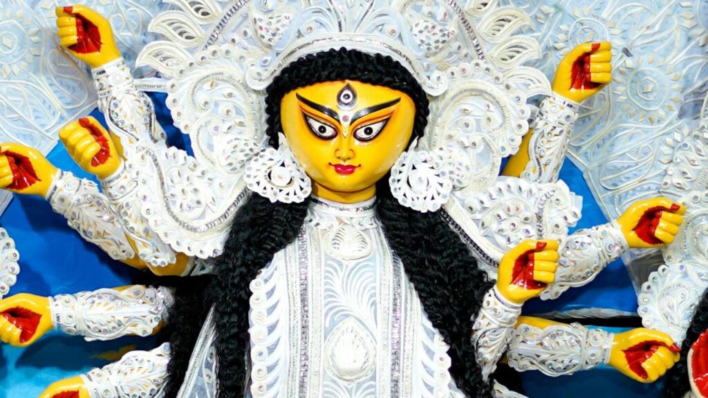 Shakti Aradhna: यह छोटी सी आकृति दिखाती है कि देवी दुर्गा सिर्फ माया की रचयिता ही नहीं, बल्कि उसकी स्वामिनी भी हैं. माया उनके अधीन है और यही उन्हें अजेय और सर्वोच्च शक्ति बनाती है.