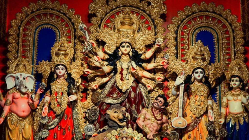  अर्जुन ने रथ से उतरकर मां दुर्गा के कई स्वरूपों की वंदना की. उन्होंने भद्रकाली, महाकाली, चंडिका, कात्यायनी, कराली, विजया और जया जैसे स्वरूपों को स्मरण किया. यह दिखाता है कि मां दुर्गा हर परिस्थिति में शक्ति और साहस की देवी हैं.