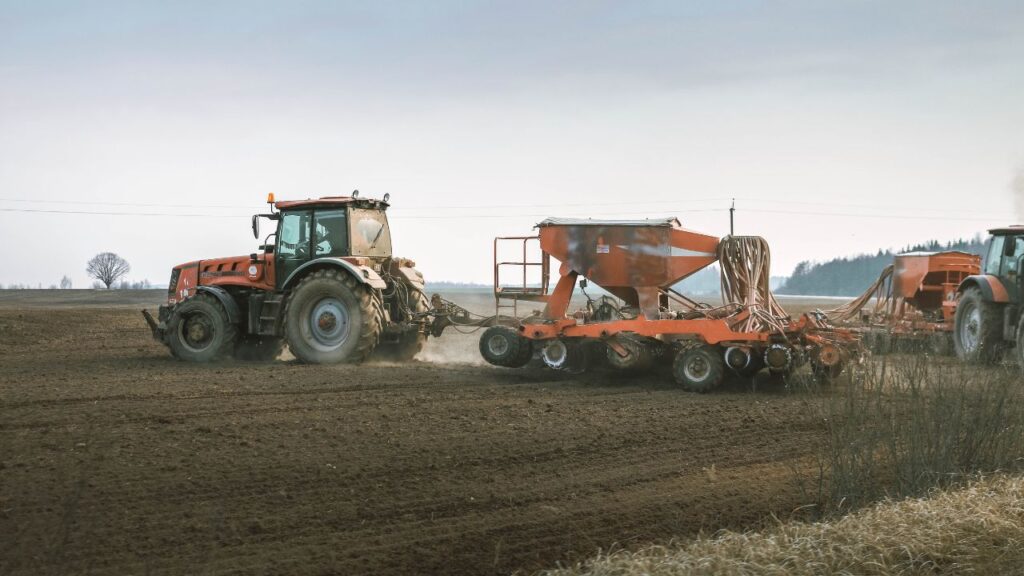 Tractor Tyre Pressure: किसान अक्सर टायर प्रेशर को नजरअंदाज कर देते हैं, लेकिन कम या ज्यादा हवा से इंजन पर अतिरिक्त दबाव पड़ता है. इसका सीधा असर डीजल की खपत पर होता है. हमेशा कंपनी द्वारा बताए गए प्रेशर पर ही टायरों में हवा भरें और हर काम से पहले जांच जरूर करें. Tractor Tyre Pressure: किसान अक्सर टायर प्रेशर को नजरअंदाज कर देते हैं, लेकिन कम या ज्यादा हवा से इंजन पर अतिरिक्त दबाव पड़ता है. इसका सीधा असर डीजल की खपत पर होता है. हमेशा कंपनी द्वारा बताए गए प्रेशर पर ही टायरों में हवा भरें और हर काम से पहले जांच जरूर करें.