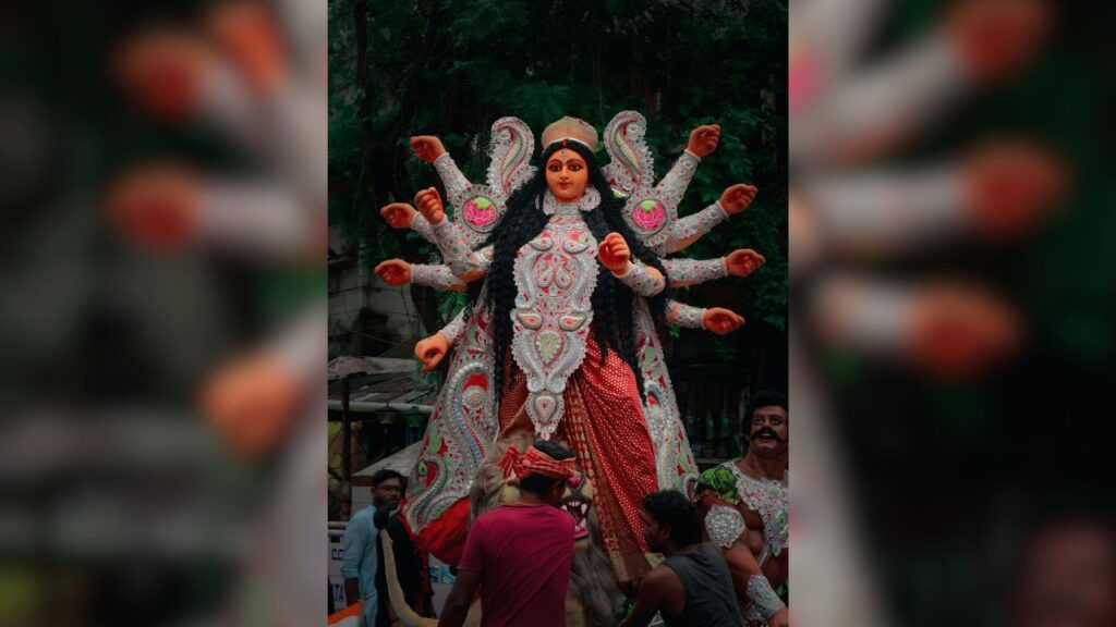 Vijayadashami : विजयादशमी पांडवों की 14 साल की वनवास के बाद की विजय को भी याद करती है. यह त्योहार सिर्फ धार्मिक ही नहीं बल्कि ऐतिहासिक और आध्यात्मिक दृष्टि से भी महत्वपूर्ण है. Vijayadashami : विजयादशमी पांडवों की 14 साल की वनवास के बाद की विजय को भी याद करती है. यह त्योहार सिर्फ धार्मिक ही नहीं बल्कि ऐतिहासिक और आध्यात्मिक दृष्टि से भी महत्वपूर्ण है.