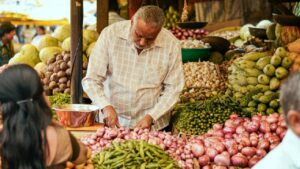 Mandi Bhav: महंगी होने लगीं सब्जियां, कीमतों में 100 फीसदी तक की बढ़ोतरी.. बिगड़ा किचन का बजट