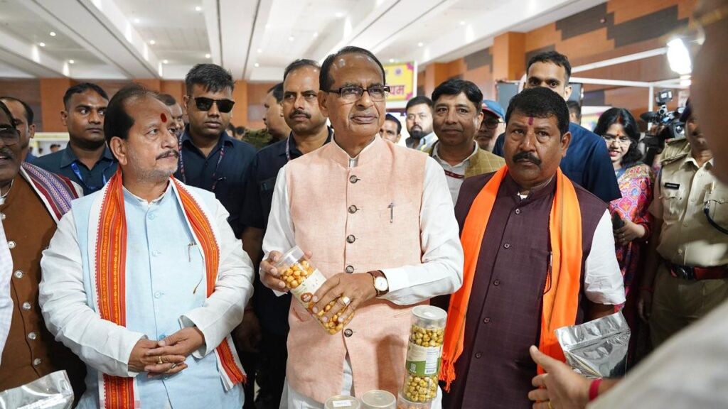 4 अक्टूबर को केंद्रीय कृषि मंत्री शिवराज सिंह चौहान पटना पहुंचे. उनके स्वागत में किसानों और स्थानीय नेताओं ने गर्मजोशी दिखाई और पूरे शहर में उनके दौरे की चर्चा रही.