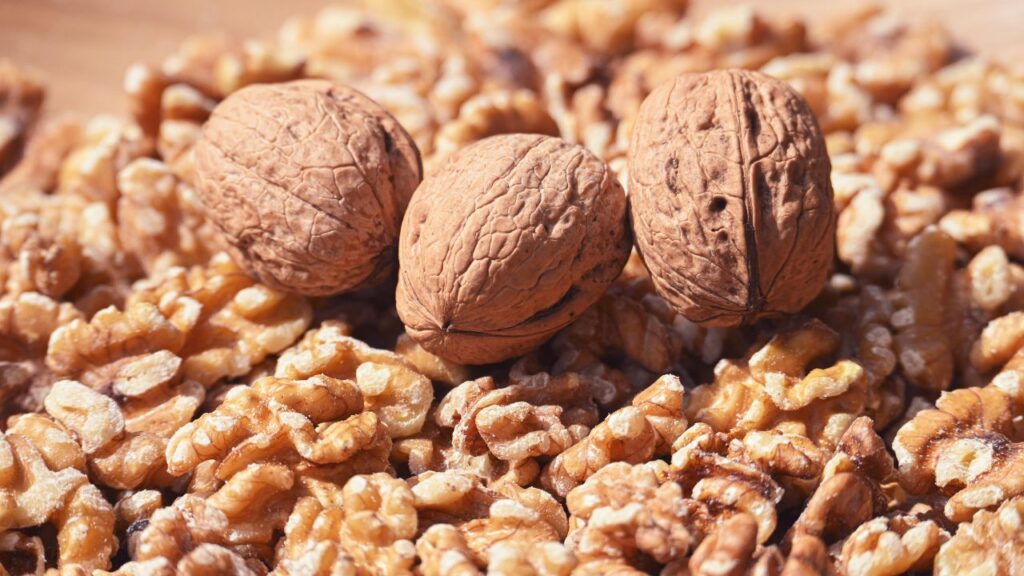 Nakli Akhrot: असली अखरोट का रंग हल्का भूरा या सुनहरा होता है. अगर अखरोट का रंग बहुत गहरा या काला है, तो समझिए यह नकली या मिलावटी हो सकता है. Nakli Akhrot: असली अखरोट का रंग हल्का भूरा या सुनहरा होता है. अगर अखरोट का रंग बहुत गहरा या काला है, तो समझिए यह नकली या मिलावटी हो सकता है.