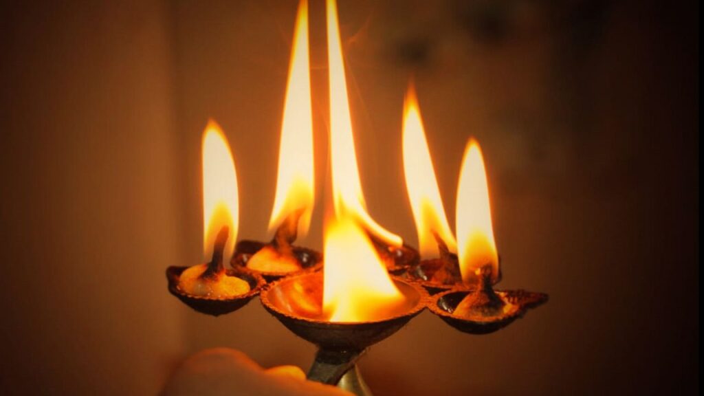 Shastra Puja: पूजा के अंत में आरती करना आवश्यक है. इस दौरान देवी मां से अपने परिवार की सुरक्षा, खुशहाली और समृद्धि की कामना करें. यह परंपरा घर में सुख-शांति और आशीर्वाद बनाए रखने में मदद करती है. Shastra Puja: पूजा के अंत में आरती करना आवश्यक है. इस दौरान देवी मां से अपने परिवार की सुरक्षा, खुशहाली और समृद्धि की कामना करें. यह परंपरा घर में सुख-शांति और आशीर्वाद बनाए रखने में मदद करती है.