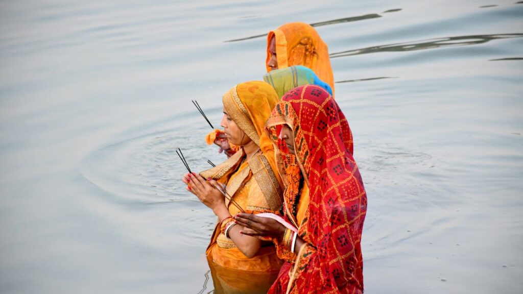 Chhath Puja: यह दिन सूर्यदेव और छठी मैया के प्रति अटूट आस्था, भक्ति और समर्पण को दर्शाता है. व्रती महिलाएं इस व्रत के माध्यम से परिवार की सुख-समृद्धि और निरोगी जीवन की कामना करती हैं.