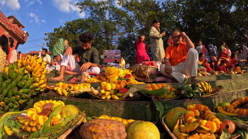Kharna: ‘खरना’ शब्द का अर्थ ही है शुद्धता और पवित्रता. इस दिन व्रती महिलाएं अपने घर और पूजा स्थल को पूरी तरह साफ रखती हैं, क्योंकि छठ का पूरा व्रत स्वच्छता और आत्मसंयम का प्रतीक माना जाता है.