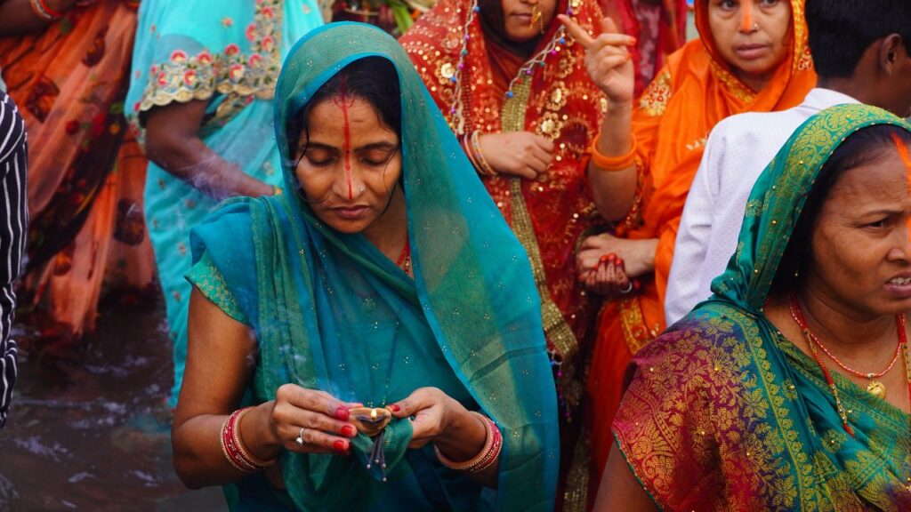 Chhath Puja: धार्मिक मान्यता के अनुसार, डूबते और उगते सूर्य को अर्घ्य देने से नकारात्मक ऊर्जा समाप्त होती है और व्यक्ति का आत्मबल बढ़ता है. साथ ही, सूर्यदेव की कृपा से जीवन में समृद्धि और अच्छे स्वास्थ्य की प्राप्ति होती है. Chhath Puja: धार्मिक मान्यता के अनुसार, डूबते और उगते सूर्य को अर्घ्य देने से नकारात्मक ऊर्जा समाप्त होती है और व्यक्ति का आत्मबल बढ़ता है. साथ ही, सूर्यदेव की कृपा से जीवन में समृद्धि और अच्छे स्वास्थ्य की प्राप्ति होती है.