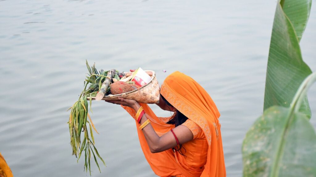 Usha Arghya: चौथे दिन प्रातःकाल में ऊषा अर्घ्य दिया जाता है. यह अर्घ्य जीवन में नई शुरुआत, सकारात्मक सोच और ऊर्जा का प्रतीक है. इसे देने से जीवन में सफलता और सौभाग्य प्राप्त होता है. Usha Arghya: चौथे दिन प्रातःकाल में ऊषा अर्घ्य दिया जाता है. यह अर्घ्य जीवन में नई शुरुआत, सकारात्मक सोच और ऊर्जा का प्रतीक है. इसे देने से जीवन में सफलता और सौभाग्य प्राप्त होता है.