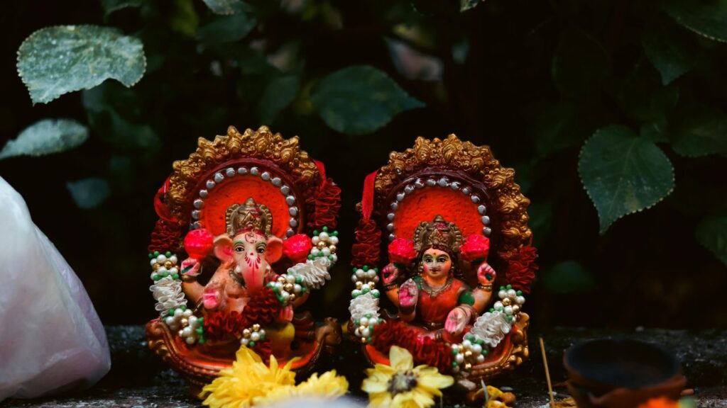 Diwali Me Bhog Kya Lagaye: कमल गट्टे और बताशे को मां लक्ष्मी के अति प्रिय भोग में शामिल किया गया है. इनके माध्यम से घर में सौभाग्य और संपन्नता आती है. ये भोग विशेष रूप से धन-संपत्ति और जीवन में खुशहाली बनाए रखने के लिए लगाए जाते हैं.