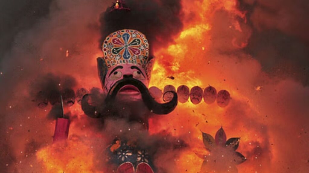 Dussehra Pujan: दशहरे के दिन विजय मुहूर्त में नए काम शुरू करना, व्यापार या खरीदारी करना अत्यंत शुभ माना जाता है. इस समय किए गए प्रयासों में सफलता, समृद्धि और सकारात्मक परिणाम की संभावना अधिक होती है. Dussehra Pujan: दशहरे के दिन विजय मुहूर्त में नए काम शुरू करना, व्यापार या खरीदारी करना अत्यंत शुभ माना जाता है. इस समय किए गए प्रयासों में सफलता, समृद्धि और सकारात्मक परिणाम की संभावना अधिक होती है.