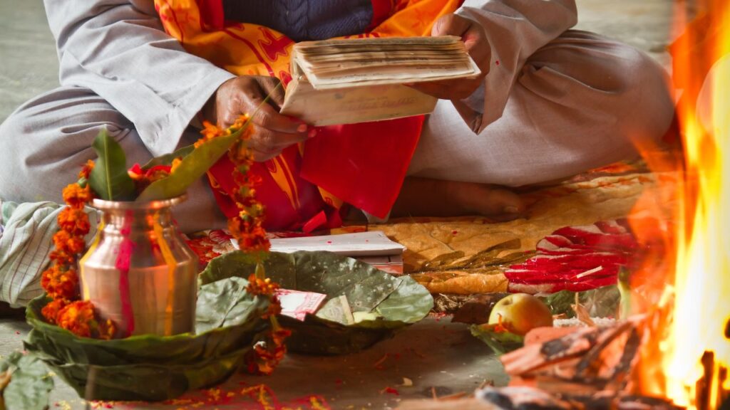 Ayudha Puja VidhiL पूजा करने से पहले सुबह स्नान करना चाहिए और पूजा घर को पूरी तरह साफ रखना चाहिए. सभी औजार और उपकरण साफ कपड़े पर रखें, उन्हें सीधे जमीन पर न रखें ताकि पूजा पवित्र और विधिपूर्ण हो. Ayudha Puja VidhiL पूजा करने से पहले सुबह स्नान करना चाहिए और पूजा घर को पूरी तरह साफ रखना चाहिए. सभी औजार और उपकरण साफ कपड़े पर रखें, उन्हें सीधे जमीन पर न रखें ताकि पूजा पवित्र और विधिपूर्ण हो.