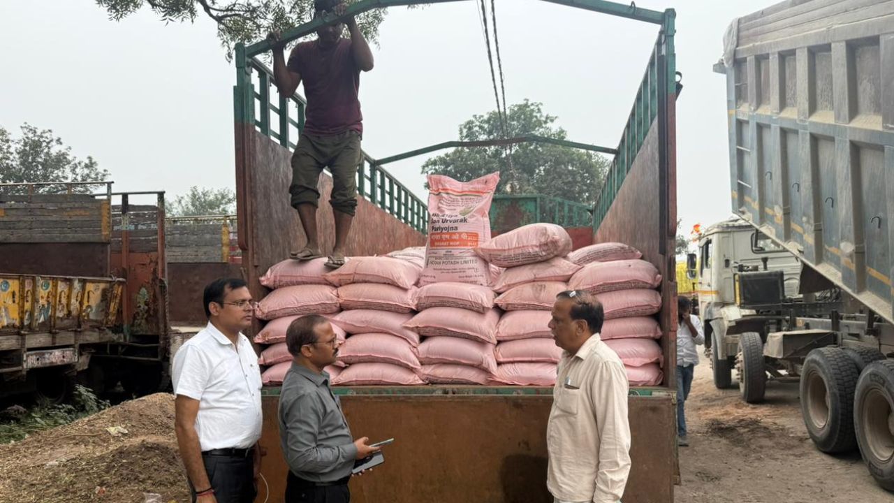 किसानों को बर्बाद करने जा रही 250 बोरी नकली खाद पकड़ी, क्यों बंद नहीं हो रहा नकली उत्पादों का खेल Fake Fertilizer Supply Over 250 Bags Fake Fertilizer Seized In Saharanpur Uttar Pradesh Why Is The Fake Product Game Not Stopping