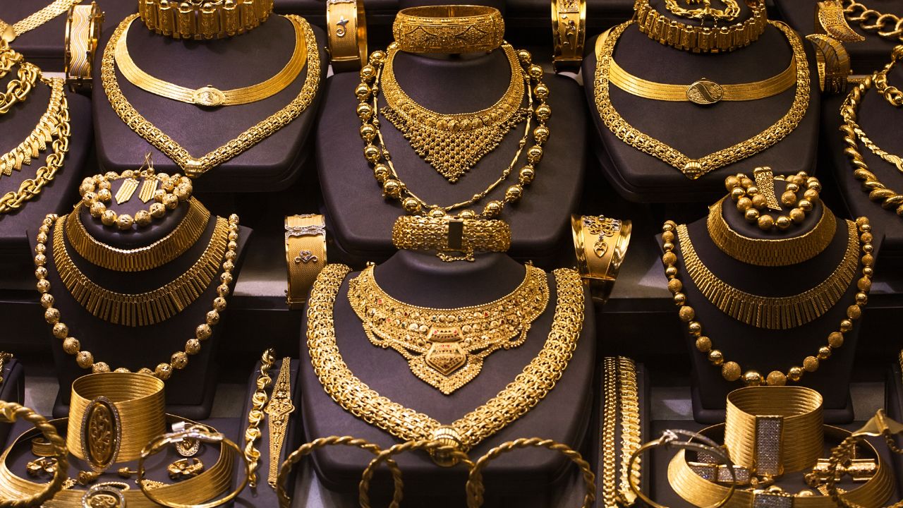 Gold Rate Today: सोने-चांदी के भाव ने लगाई ब्रेक! मार्केट में आया सस्पेंस! क्या अब निवेश का सही समय है? Gold Rate Today October 26 Aaj Ka Sone Chandi Ka Bhao Silver Price In India