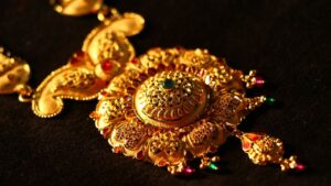 दिवाली के बाद सोना लुढ़का रिकॉर्ड स्तर से नीचे! जल्द 1.20 लाख पर पहुंचेगा 24 कैरेट गोल्ड, अभी खरीदें या रुके?