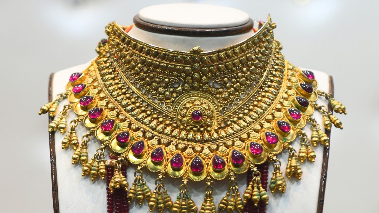 Gold Rate: शादी सीजन से पहले सोने-चांदी की चमक पड़ी फीकी! 10 दिन में ₹50,000 तक लुढ़की चांदी, जानें ताजा रेट Gold Rate Today October 29 Aaj Ka Sone Chandi Ka Bhao Silver Price Drops In India