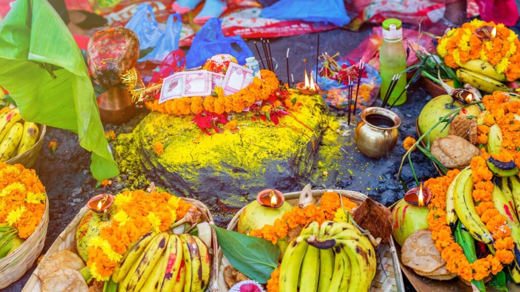 Chhath Puja 2025: छठ पर्व का दूसरा दिन ‘खरना’ कहलाता है. यह दिन व्रती महिलाओं के लिए बेहद पवित्र माना जाता है. इस दिन वे पूरे दिन बिना अन्न-जल के उपवास रखती हैं और शाम को पूजा के बाद प्रसाद ग्रहण करती हैं, जिससे अगले 36 घंटे का निर्जला व्रत शुरू होता है.