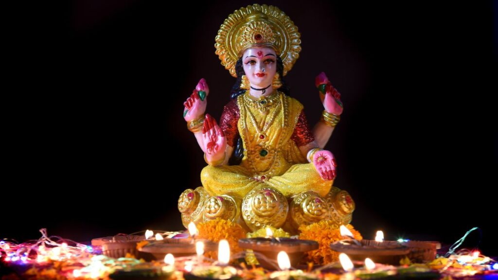 Lakshmi Puja Kab Kare: ड्रिक पंचांग के अनुसार 20 अक्टूबर (सोमवार) को लक्ष्मी पूजा, काली पूजा और छोटी दिवाली तीनों एक ही दिन पड़ेंगे. यही दिन मुख्य दिवाली की रात होगी जब देशभर में दीप जलाए जाएंगे.
