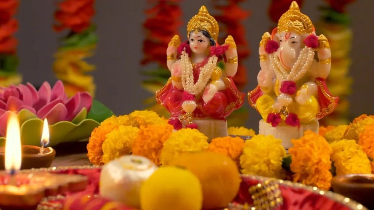 Diwali 2025: धन-धान्य और खुशियों से भर जाएगा आपका घर, इस दिवाली मां लक्ष्मी को अर्पित करें ये खास चीज