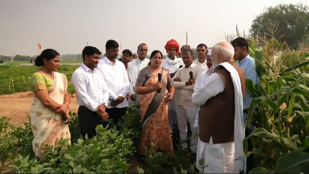 प्रधानमंत्री मोदी ने दलहन की खेती करने वाले किसानों से बातचीत की और बताया कि विभिन्न सरकारी योजनाओं के जरिए कृषि, पशुपालन और मछली पालन में मूल्य श्रृंखला (Value Chain) तैयार करने का प्रयास हो रहा है.