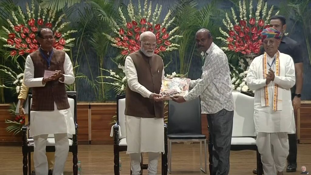 उन्होंने यह भी बताया कि बीज से लेकर बाजार तक सरकार ने किसानों के लिए कई अहम सुधार किए हैं, जिसका नतीजा आज सबके सामने है. उन्होंने बताया कि पिछले 11 सालों में देश का कृषि निर्यात दोगुना हो गया है. 