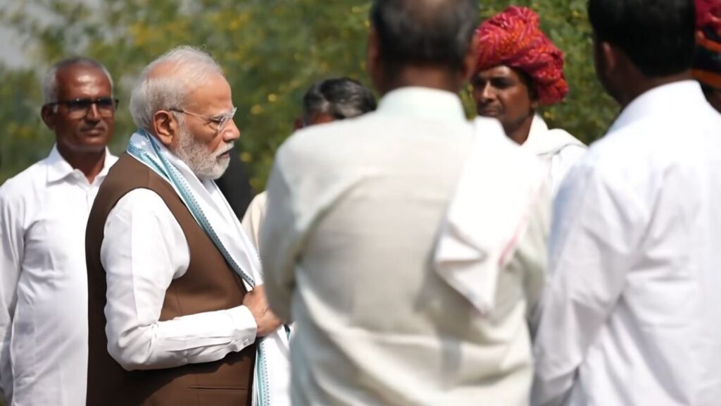 साथ ही प्रधानमंत्री नरेंद्र मोदी ने बताया कि, भारत अब दूध उत्पादन में दुनिया में पहले और मछली उत्पादन में दूसरे स्थान पर है. पीएम मोदी ने यह भी बताया कि किसानों की जरूरतों को पूरा करने और खाद की उपलब्धता बढ़ाने के लिए देश में 6 बड़ी फर्टिलाइजर कंपनियां खोली गई हैं.