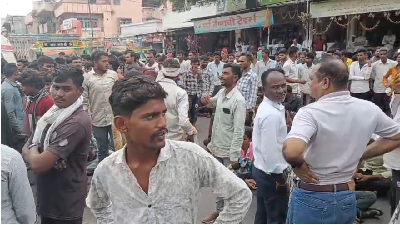 फसल नुकसान पर मुआवजा दिया केवल 3 रुपया, भड़के किसानों का प्रदर्शन.. कलेक्टर को चेक लौटाई Pm Fasal Bima Fraud Akola Maharashtra Farmers Were Given Only Rs 3 As Compensation For Crop Loss They Protest And Returned Cheque To Collector