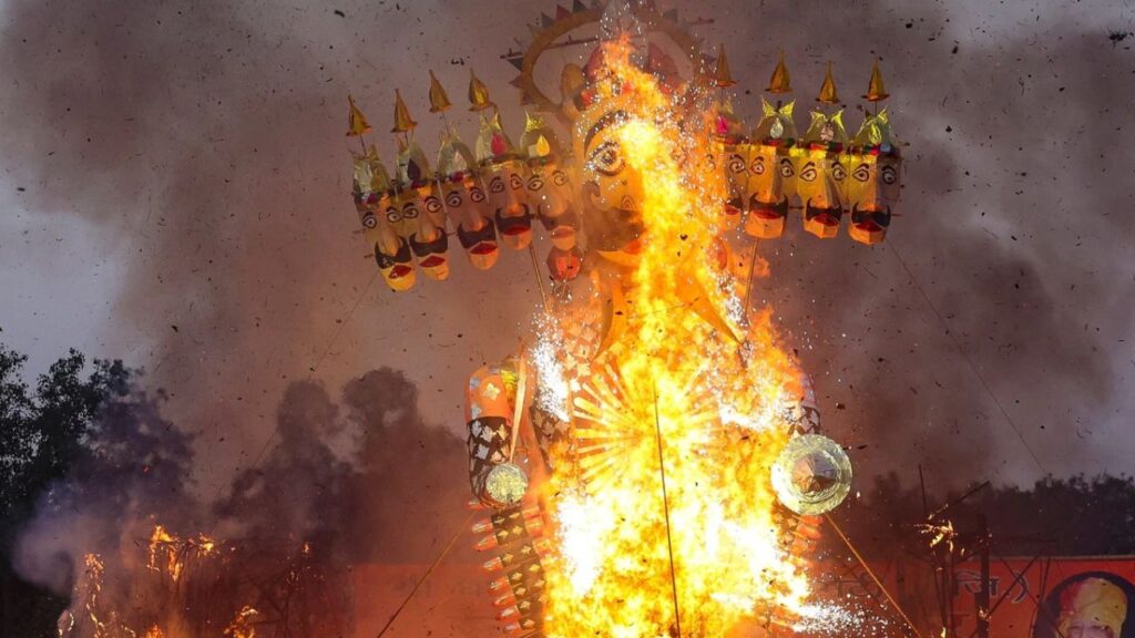 Dussehra : दशहरा का त्योहार असत्य पर सत्य की विजय का प्रतीक है. यह दिन भगवान राम द्वारा रावण वध और मां दुर्गा द्वारा महिषासुर मर्दन की याद दिलाता है, जिससे बुराई पर अच्छाई की जीत का संदेश मिलता है. Dussehra : दशहरा का त्योहार असत्य पर सत्य की विजय का प्रतीक है. यह दिन भगवान राम द्वारा रावण वध और मां दुर्गा द्वारा महिषासुर मर्दन की याद दिलाता है, जिससे बुराई पर अच्छाई की जीत का संदेश मिलता है.