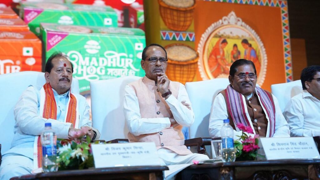 गांधी मैदान स्थित ज्ञान भवन में उन्होंने पौधारोपण कर पर्यावरण संरक्षण और हरित क्रांति का संदेश दिया. इस मौके पर बड़ी संख्या में छात्र, किसान और अधिकारी मौजूद रहे.