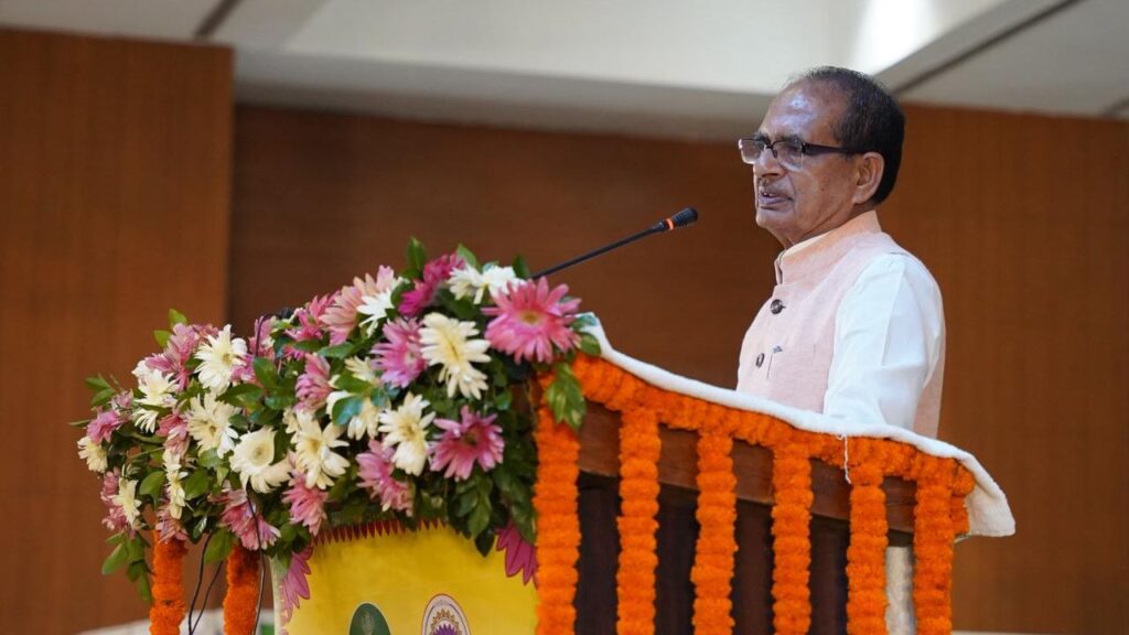 शिवराज सिंह चौहान ने मखाना महोत्सव में शिरकत की और बिहार के इस खास उत्पाद को विश्व स्तर पर पहचान दिलाने पर जोर दिया. किसानों की आय दोगुनी करने के उपायों पर भी चर्चा हुई. उन्होंने जानकारी दी कि पहले जहां मखाना केवल 3,000 हेक्टेयर क्षेत्र में उगाया जाता था, वहीं अब यह बढ़कर 35,000 से 40,000 हेक्टेयर तक पहुंच चुका है.