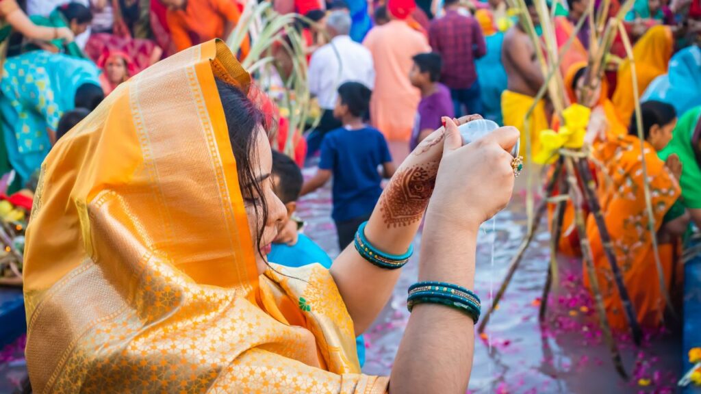 Chhath Puja Siginificance: छठ पूजा केवल एक धार्मिक अनुष्ठान नहीं बल्कि यह प्रकृति, अनुशासन और आत्मसंयम का उत्सव है. इस पर्व के माध्यम से भक्त सूर्यदेव की उपासना कर जीवन में नई रोशनी, संतुलन और आध्यात्मिक शक्ति का स्वागत करते हैं. Chhath Puja Siginificance: छठ पूजा केवल एक धार्मिक अनुष्ठान नहीं बल्कि यह प्रकृति, अनुशासन और आत्मसंयम का उत्सव है. इस पर्व के माध्यम से भक्त सूर्यदेव की उपासना कर जीवन में नई रोशनी, संतुलन और आध्यात्मिक शक्ति का स्वागत करते हैं.