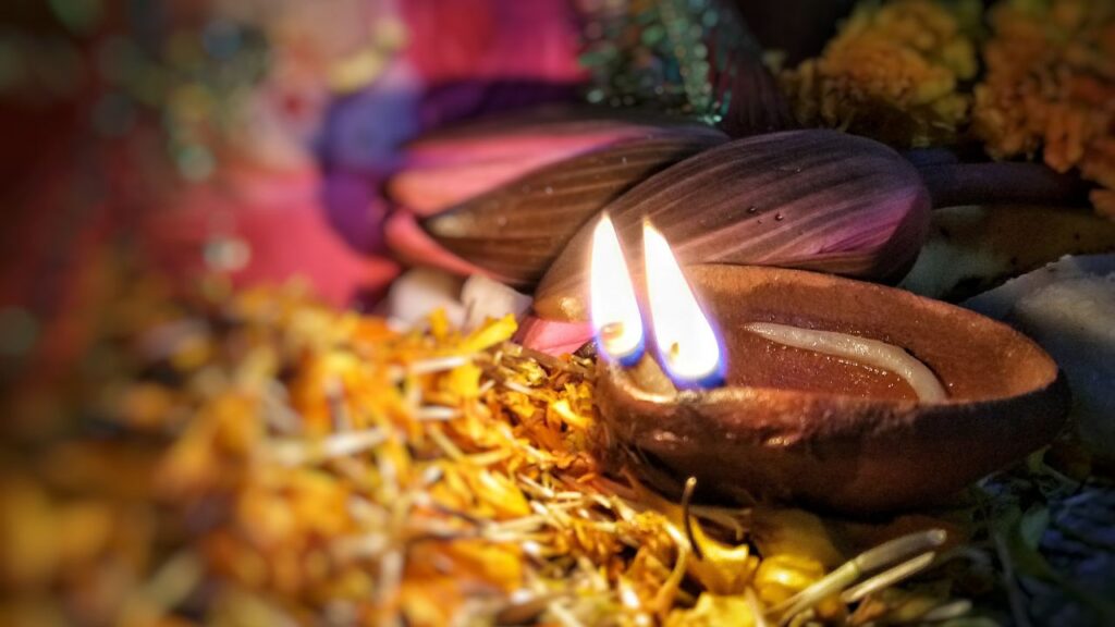 Shastra Puja 2025: औजारों और शस्त्रों पर गंगाजल छिड़कें, धूप और दीया जलाएं, हल्दी-चंदन का तिलक करें और फूल अर्पित करें. शस्त्रों पर पवित्र धागा बांधना भी आवश्यक है, जिससे पूजा पूर्ण और देवी की कृपा अधिक प्राप्त होती है. Shastra Puja 2025: औजारों और शस्त्रों पर गंगाजल छिड़कें, धूप और दीया जलाएं, हल्दी-चंदन का तिलक करें और फूल अर्पित करें. शस्त्रों पर पवित्र धागा बांधना भी आवश्यक है, जिससे पूजा पूर्ण और देवी की कृपा अधिक प्राप्त होती है.