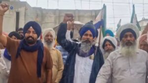 पंजाब में गोल्डन गेट पर किसानों का जोरदार प्रदर्शन, भगवंत मान और मोदी सरकार के खिलाफ नारेबाजी