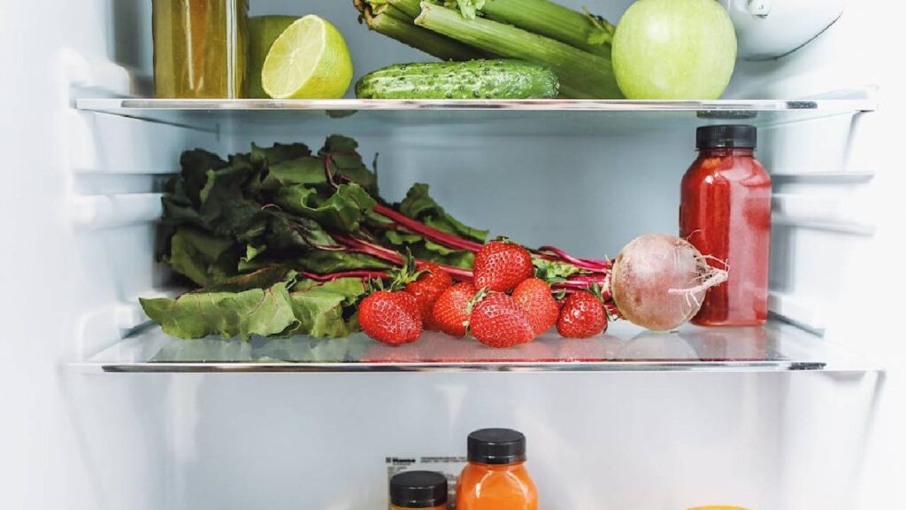 Foods You Should Never Store in the Fridge: Bananas, Honey, Tomatoes, Potatoes, Garlic, and Avocado