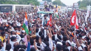 कर्जमाफी आंदोलन में नया मोड़.. बच्चू कडू के साथ आए मनोज जरांगे, किसानों ने हाइवे को बनाया ठिकाना