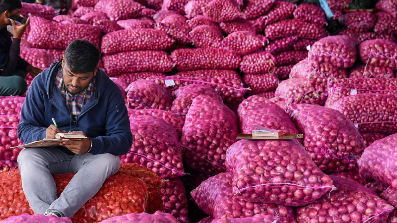 प्याज संकट की आहट! नासिक की बारिश से 80 फीसदी फसल तबाह, कीमतों में फिर उछाल Onion Prices Surge In Lasalgaon After Heavy Rains Damage Kharif Crop Traders Warn Of Shortage Maharashtra Farmers Suffer