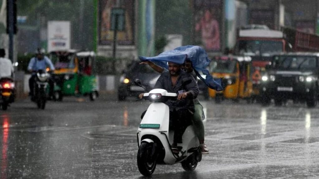 Surprise Showers After Monsoon: Delhi Drenched as Bay of Bengal and Arabian Sea Winds Collide, More Rain Likely Till October 7