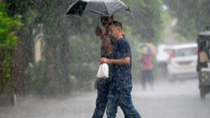 IMD का अलर्ट! मोंथा तूफान बनेगा खतरा, यूपी-बिहार समेत 10 राज्यों में भारी बारिश के आसार