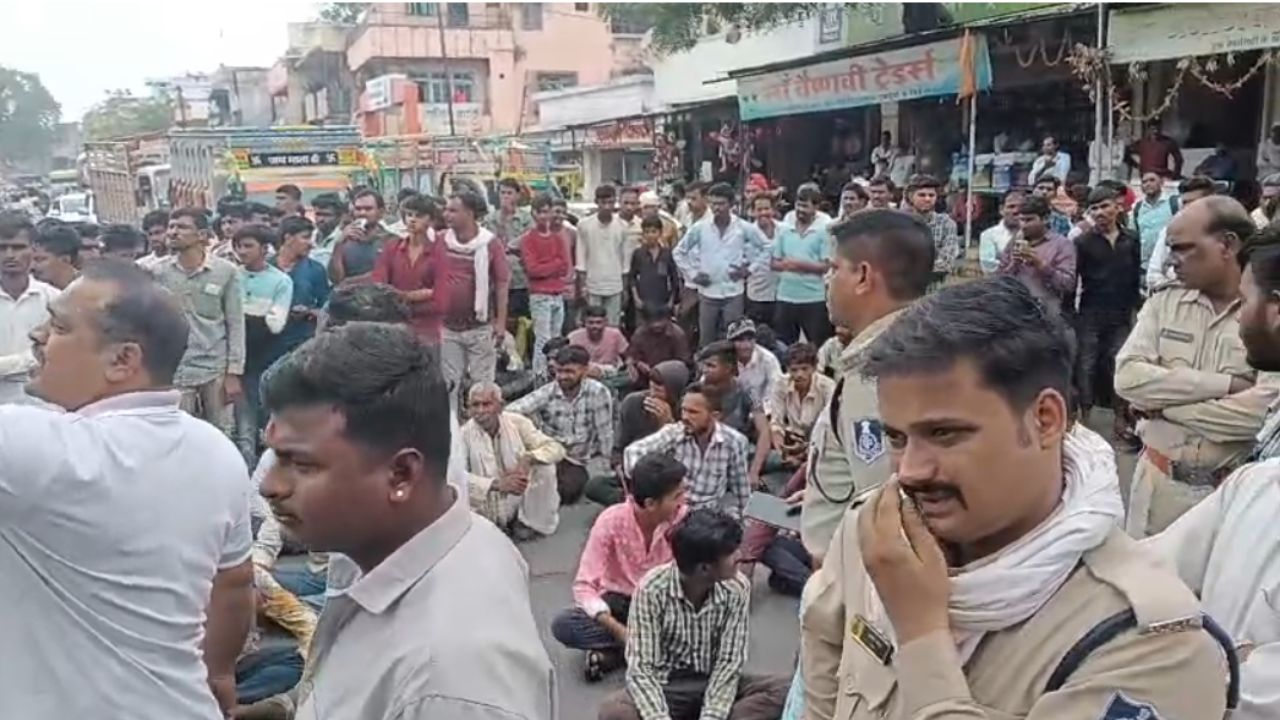 Angry Farmers Block Highways Madhya Pradesh After Receiving Low Prices Soybean And Maize