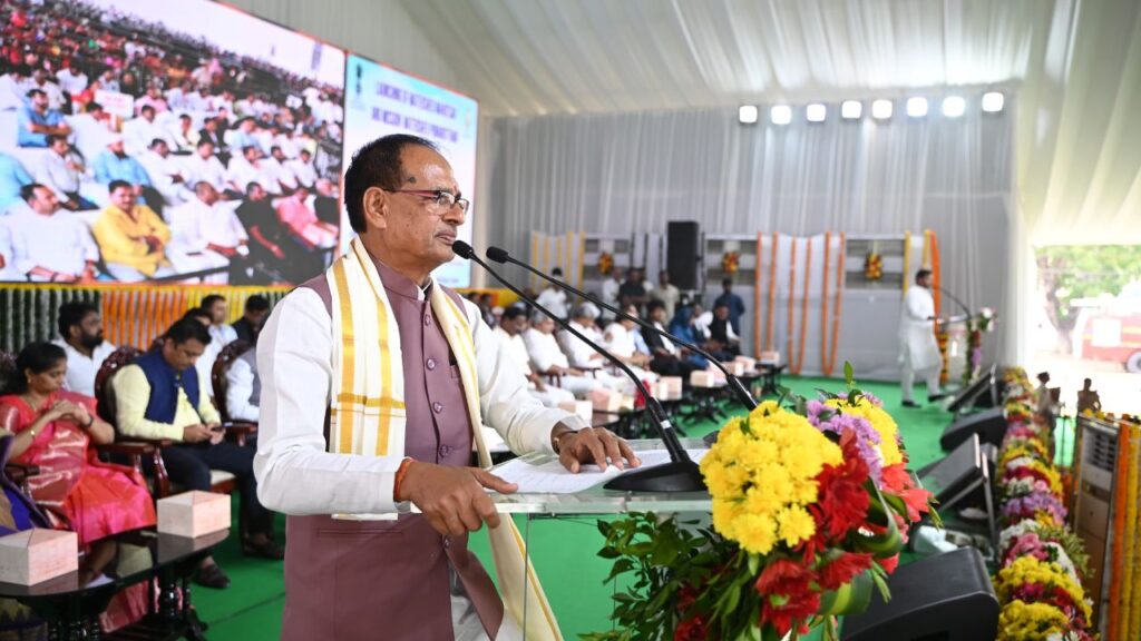 केंद्रीय मंत्री शिवराज सिंह चौहान ने गुंटूर में वॉटरशेड महोत्सव का उद्घाटन किया, जहां हजारों ग्रामीणों ने जल-संरक्षण को जनआंदोलन बनाने का संकल्प लिया. मंच से जल है तो जीवन है का संदेश गूंजा.