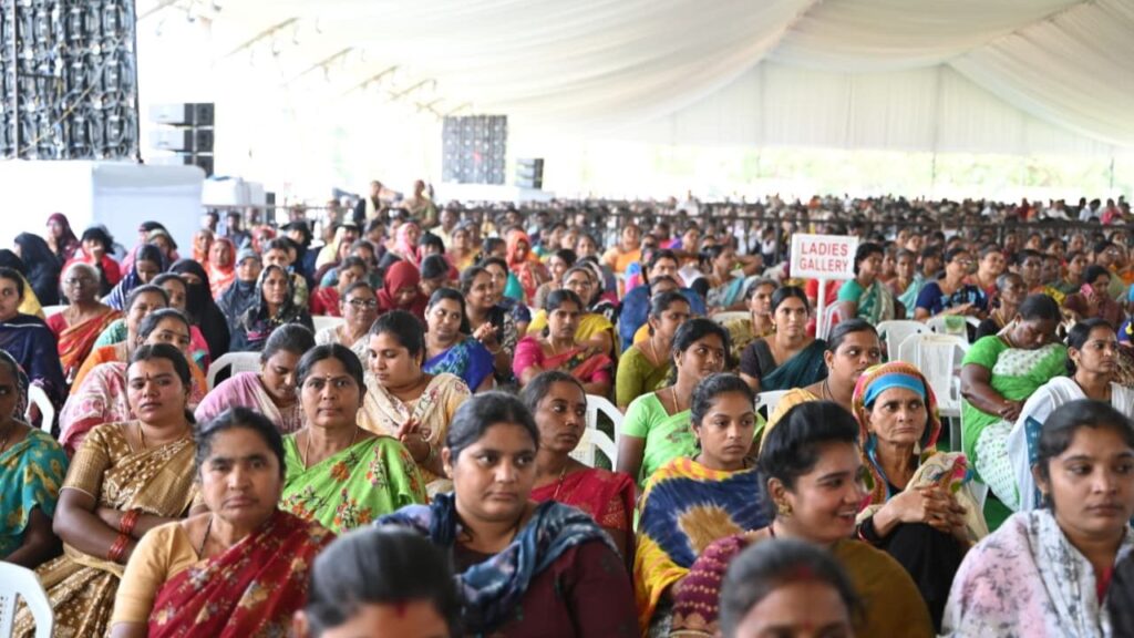 सम्मेलन स्थल पर नीति-निर्माताओं, किसानों और महिलाओं ने एक साथ मिशन वॉटरशेड पुनरुद्धार का समर्थन किया. सभी ने जल और मिट्टी की सुरक्षा के लिए सामूहिक प्रयासों का प्रण लिया.